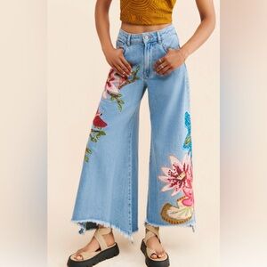 FARM RIO Wide Leg Embroidered Blue Jeans !!! They're a size Mmedium fitting 6-8.